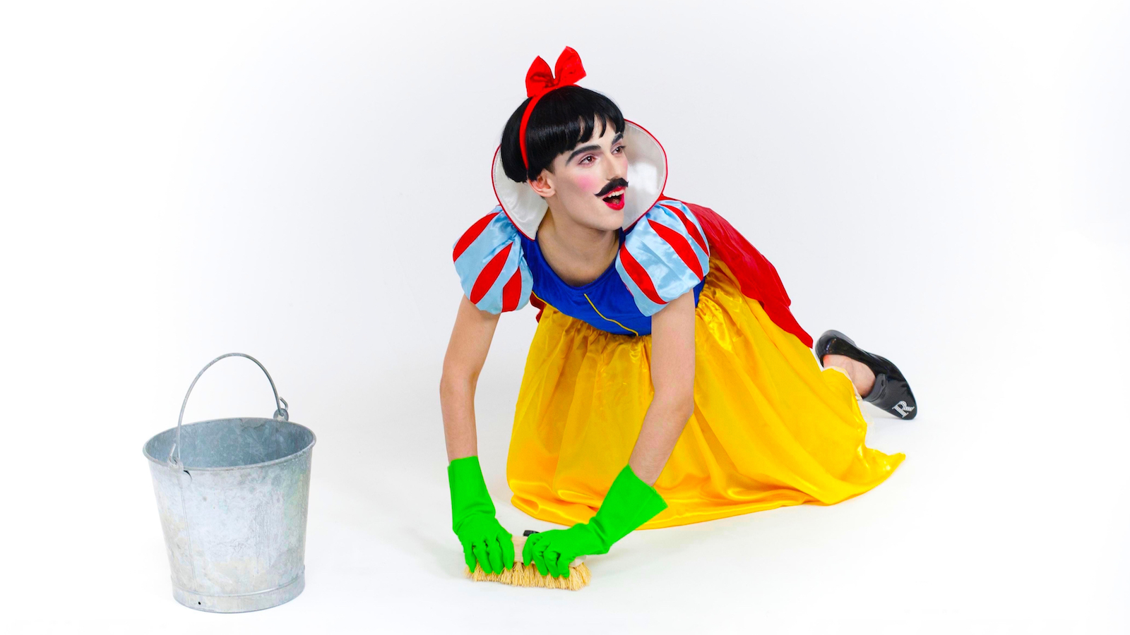 Nuno Roque as Disney's Snow White performing in My Cake